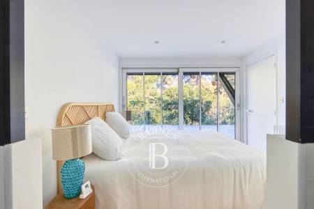 VILLA ENTIÈREMENT RÉNOVÉE, À PROXIMITÉ IMMÉDIATE DE L’OCÉAN, À LA POINTE DU CAP FERRET