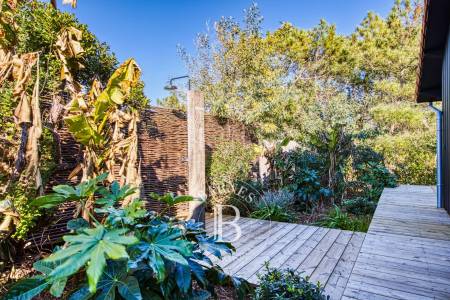VILLA ENTIÈREMENT RÉNOVÉE, À PROXIMITÉ IMMÉDIATE DE L’OCÉAN, À LA POINTE DU CAP FERRET