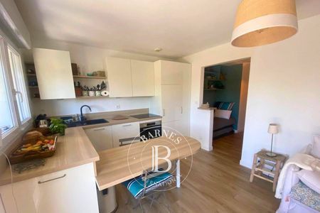 Salon lumineux avec cuisine ouverte, appartement à vendre au Canon