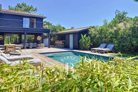 VILLA EN BOIS RÉNOVÉE AVEC PISCINE ET VUE PHARE AU CAP FERRET