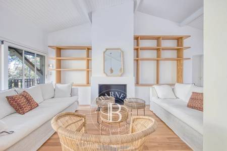 VILLA ENTIÈREMENT RÉNOVÉE, À PROXIMITÉ IMMÉDIATE DE L’OCÉAN, À LA POINTE DU CAP FERRET