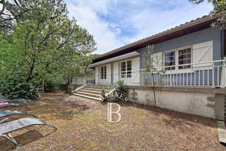 VILLA AVEC 4 CHAMBRES SITUÉE AU CENTRE DU CAP FERRET PROCHE DU MARCHE