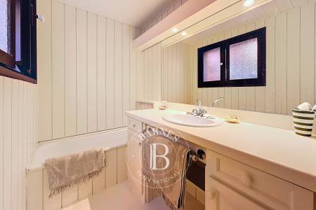 VILLA DE CHARME AU STYLE FERRETCAPIEN À LA VIGNE, SUR LA PRESQU’ÎLE DU CAP FERRET