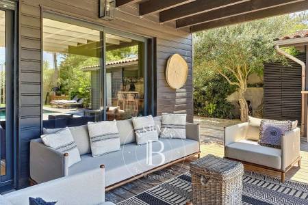 VILLA EN BOIS RÉNOVÉE AVEC PISCINE ET VUE PHARE AU CAP FERRET