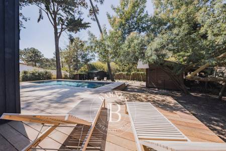 Salle à manger avec vue sur la piscine – immobilier de prestige Cap Ferret