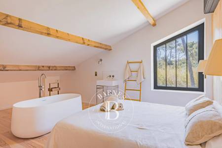 Terrasse avec vue sur piscine dans les 44 Hectares – immobilier de luxe