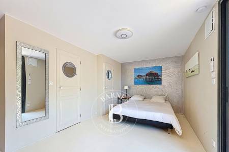 VILLA D’ARCHITECTE AVEC PISCINE, JACUZZI ET VASTE TERRAIN À PETIT PIQUEY – PRESQU’ÎLE DU CAP FERRET