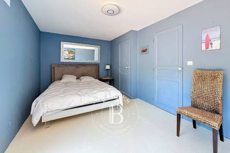 VILLA D’ARCHITECTE AVEC PISCINE, JACUZZI ET VASTE TERRAIN À PETIT PIQUEY – PRESQU’ÎLE DU CAP FERRET