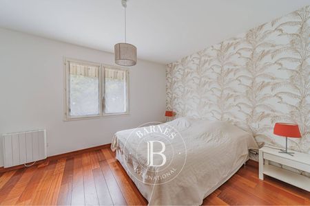 Parcelle de près de 1 000 m² avec potentiel pour une piscine dans un cadre calme