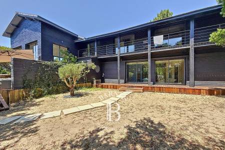 VILLA D’ARCHITECTE AVEC PISCINE, JACUZZI ET VASTE TERRAIN À PETIT PIQUEY – PRESQU’ÎLE DU CAP FERRET