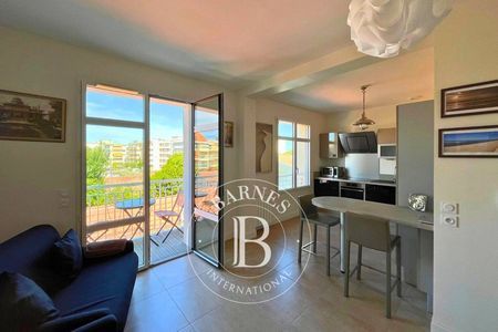 BEL APPARTEMENT DANS UNE RÉSIDENCE EN PREMIÈRE LIGNE À ARCACHON, APERÇU BASSIN