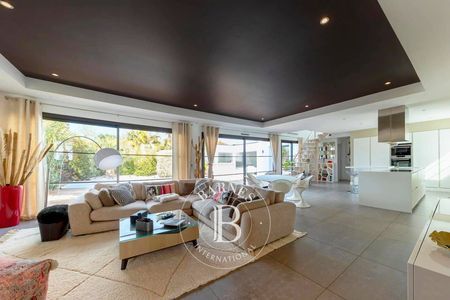 Suite parentale élégante au rez-de-chaussée, Bassin d’Arcachon, Barnes Bassin d’Arcachon, immobilier de luxe.