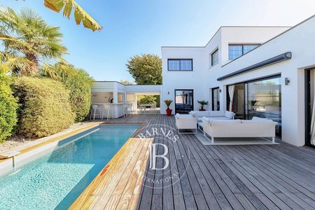 Terrasse en bois ipé avec jacuzzi pour huit personnes, Bassin d’Arcachon, immobilier de luxe, BARNES Arcachon.