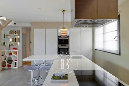 Chambre spacieuse et bureau à l’étage, villa climatisée, Bassin d’Arcachon, agence immobilière.