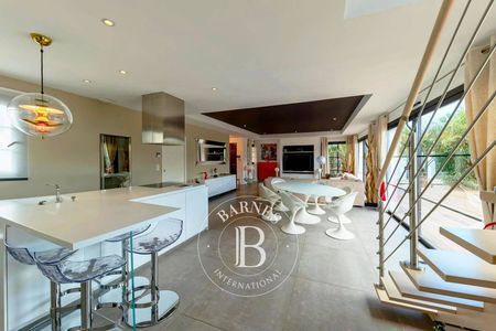 Boulodrome et cuisine d’été avec plancha, villa à Arcachon, Barnes Bassin d’Arcachon, immobilier de prestige.