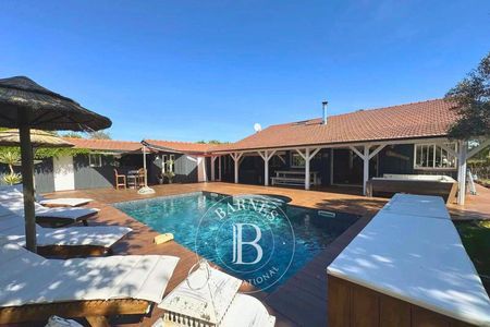 MAGNIFIQUE VILLA AVEC PISCINE ET SPA À ARÈS