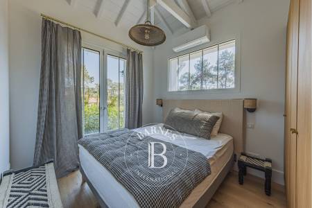 espace de vie extérieur soigné avec douche, brasero et terrasse