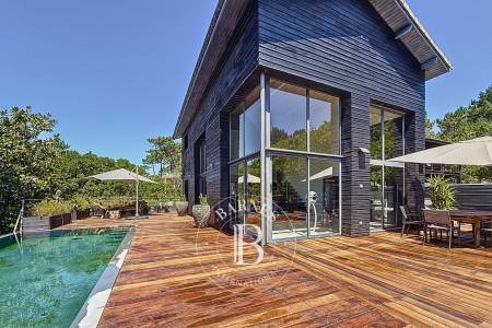 piscine miroir à débordement dans une villa de luxe au Cap Ferret