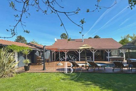 MAGNIFIQUE VILLA AVEC PISCINE ET SPA À ARÈS