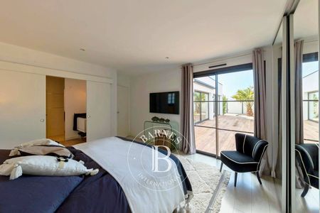 Garage fermé et dépendance dans une villa de prestige, Bassin d’Arcachon, BARNES Arcachon.