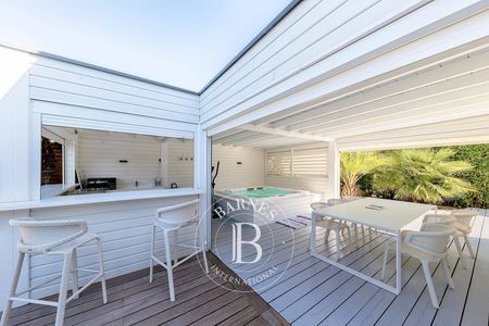 Piscine sécurisée entourée d’une terrasse en bois, villa d’architecte, Barnes Bassin d’Arcachon.