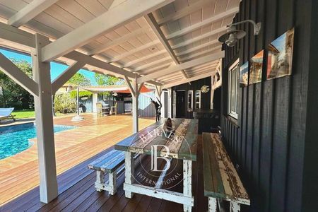 MAGNIFIQUE VILLA AVEC PISCINE ET SPA À ARÈS