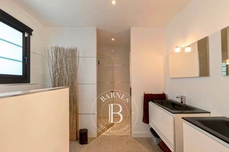 Vue dégagée sur un jardin sans vis-à-vis, villa d’architecte avec jacuzzi, immobilier de luxe.