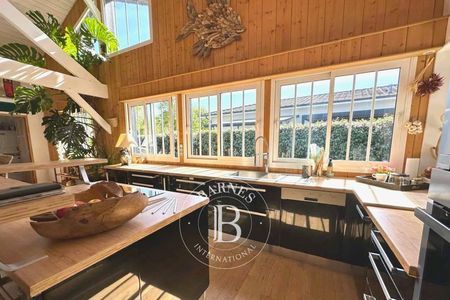 MAGNIFIQUE VILLA AVEC PISCINE ET SPA À ARÈS