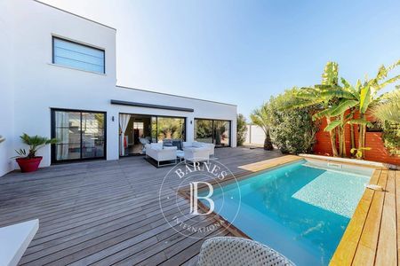 Séjour lumineux et cuisine moderne équipée, villa d’architecte à Arcachon, immobilier de prestige.
