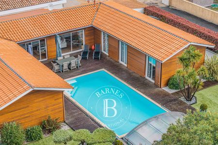 VILLA EN BOIS DANS LE CENTRE VILLE DE BISCARROSSE