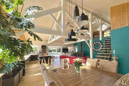 MAGNIFIQUE VILLA AVEC PISCINE ET SPA À ARÈS