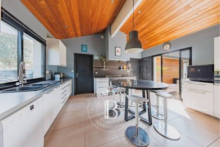 terrasse ensoleillée autour d’une piscine Bassin d’Arcachon