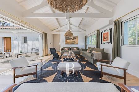 salon lumineux avec cheminée à l’éthanol et vue sur la pinède