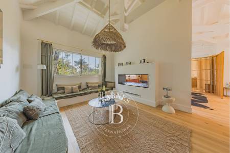 cuisine haut de gamme avec îlot central dans villa de luxe Cap Ferret