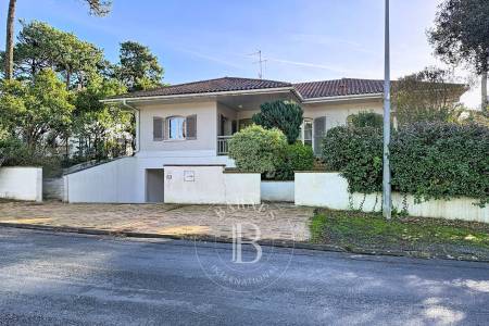MAGNIFIQUE VILLA FAMILIALE RENOVÉE, 6 CHAMBRES ET PISCINE, AU PYLA-SUR-MER
