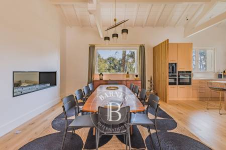 pièce de vie spacieuse avec salle à manger et cuisine ouverte