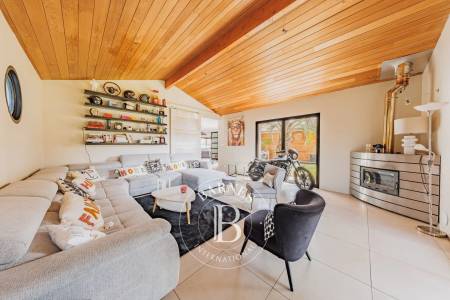 séjour lumineux avec cuisine ouverte immobilier de luxe Arcachon