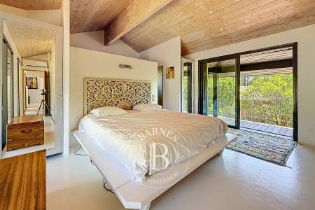 salon contemporain avec grandes baies vitrées dans une maison de luxe