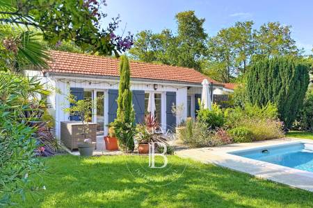 VILLA ARCACHONNAISE RÉNOVÉE AVEC PISCINE DANS UN EMPLACEMENT RECHERCHÉ À ARCACHON
