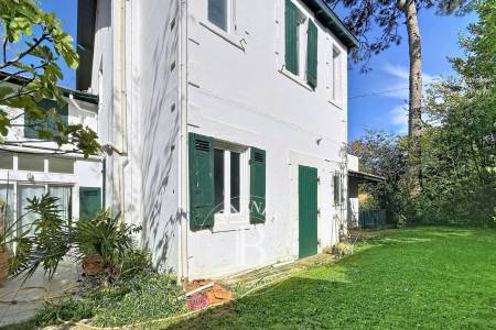 VILLA ARCACHONNAISE DE CARACTÈRE DE 225 M² AVEC TERRASSE ET JARDIN AU MOULLEAU, À ARCACHON