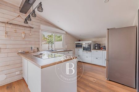 VILLA EN BOIS DANS LE CENTRE VILLE DE BISCARROSSE