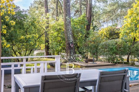 * piscine chauffée et terrasse ensoleillée à Arcachon