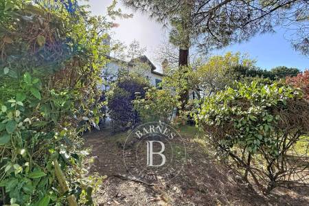 VILLA ARCACHONNAISE DE CARACTÈRE DE 225 M² AVEC TERRASSE ET JARDIN AU MOULLEAU, À ARCACHON