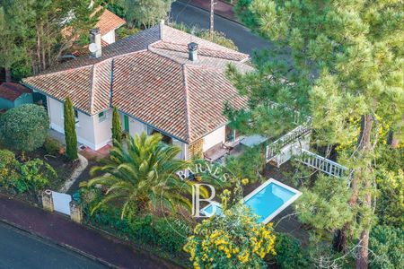* maison avec piscine et jardin au cœur des Abatilles