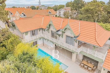 EXCLUSIVITÉ - PROPRIÉTÉ SIGNATURE MEUBLÉE, AVEC PISCINE ET 5 SUITES, AU CENTRE D’ARCACHON