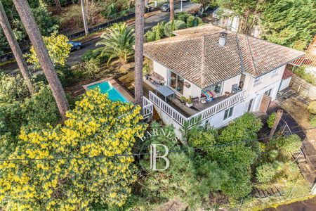 * villa à rénover avec piscine aux Abatilles