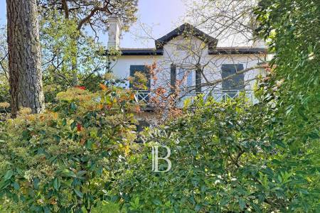 VILLA ARCACHONNAISE DE CARACTÈRE DE 225 M² AVEC TERRASSE ET JARDIN AU MOULLEAU, À ARCACHON