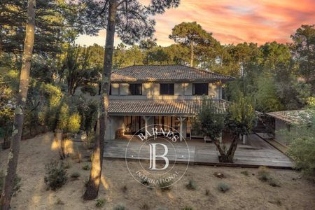Accès direct à l’océan depuis le jardin d’une villa à la Pointe du Cap Ferret – immobilier de prestige