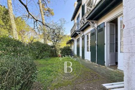 VILLA ARCACHONNAISE DE CARACTÈRE DE 225 M² AVEC TERRASSE ET JARDIN AU MOULLEAU, À ARCACHON