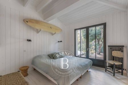 Garage et local à vélos inclus dans une villa au cœur de la nature à Cap Ferret – agence immobilière